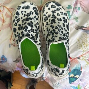 Oofos slip in sneakers